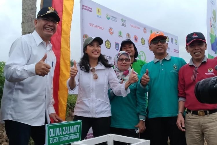 Demi Generasi Mendatang, Olivia Zalianty Hijaukan Lingkungan dengan Tanam Pohon