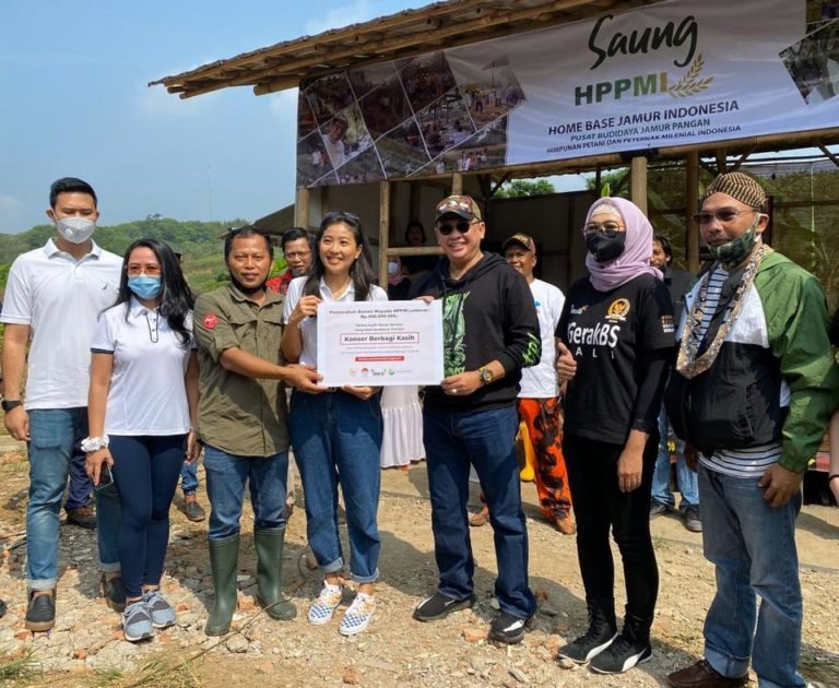 Penyerahan Donasi Konser Virtual Berbagi Kasih kepada HPPMI Petani Jamur Milenial di Sentul Bogor