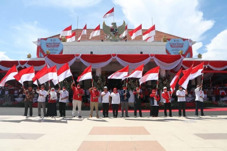 Mendagri Hadiri Gerakan Pembagian 10 Juta Bendera Merah Putih di Surabaya