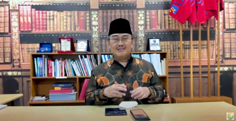Prof  Dr  H  Jimly Asshiddiqie, S H mengajak Gerakan Pembagian 10 Juta Bendera Merah Putih