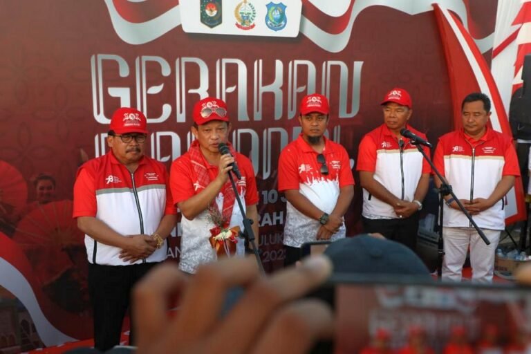Dihadiri Ribuan Masyarakat, Kemendagri Gelar Gerakan Nasional Pembagian 10 Juta Bendera Merah Putih di Kabupaten Bulukumba