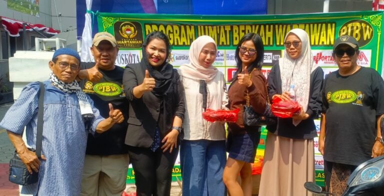 Dua karyawan Kantor Pertanahan BPN Kota Tangerang, Murti dan Putri nampak bersama artis penyanyi Camel Petir tengah berbagi seratusan nasi boks dan air mineral ke warga masyarakat, Jumat (21/8/2026) siang kemarin di Kota Tangerang (ist)